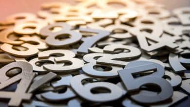 Foto fondo abstracto de matem&aacute;ticas hecho con n&uacute;meros s&oacute;lidos - n&uacute;meros de la suerte