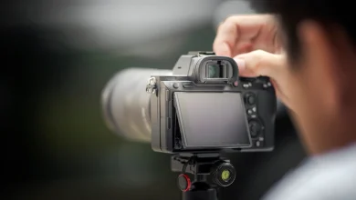 el fotógrafo toma una foto con una cámara digital / periodista fallece en catar