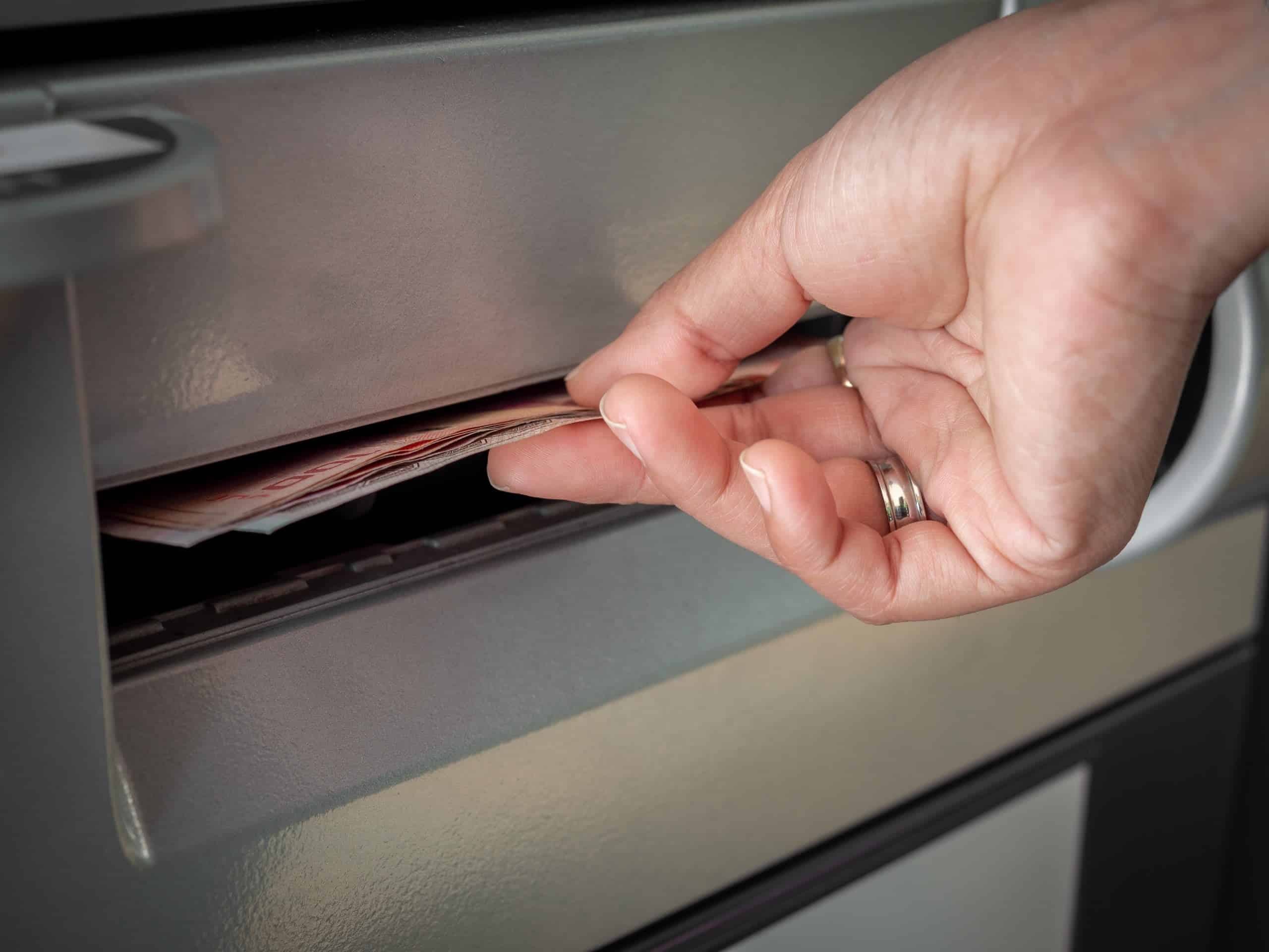 Cajero autom&aacute;tico - Qu&eacute; hacer si te depositan dinero por error en tu cuenta bancaria - intereses de cesant&iacute;as