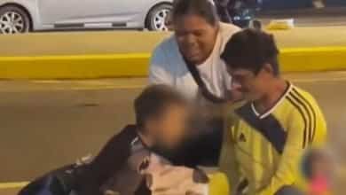 padres celebran el cumplea&ntilde;os de su hijo en la calle