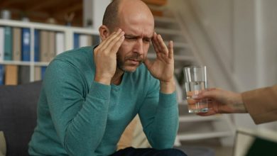 Hombre maduro con estr&eacute;s emocional / ira