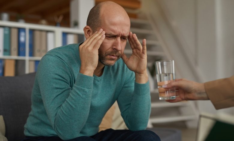 Hombre maduro con estr&eacute;s emocional / ira