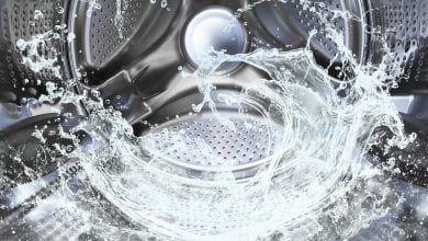 salpicadura de agua del tambor de la lavadora / puerta de la lavadora abierta