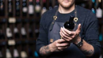 joven mira botella / licor adulterado