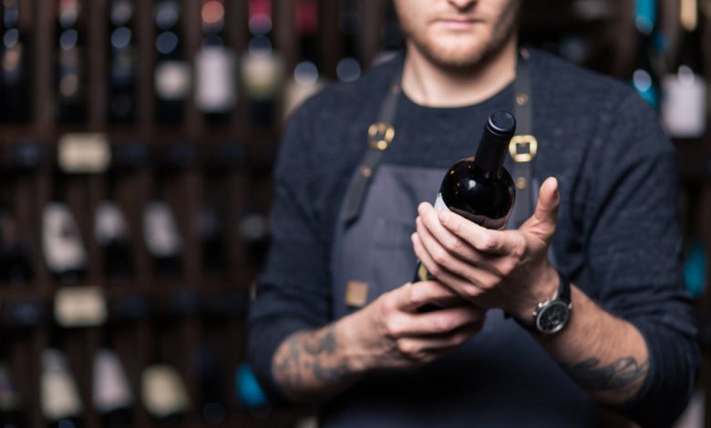 joven mira botella / licor adulterado