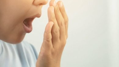 Las mujeres tienen mal aliento causado por la inflamaci&oacute;n de las enc&iacute;as / mal aliento / malos olores corporales