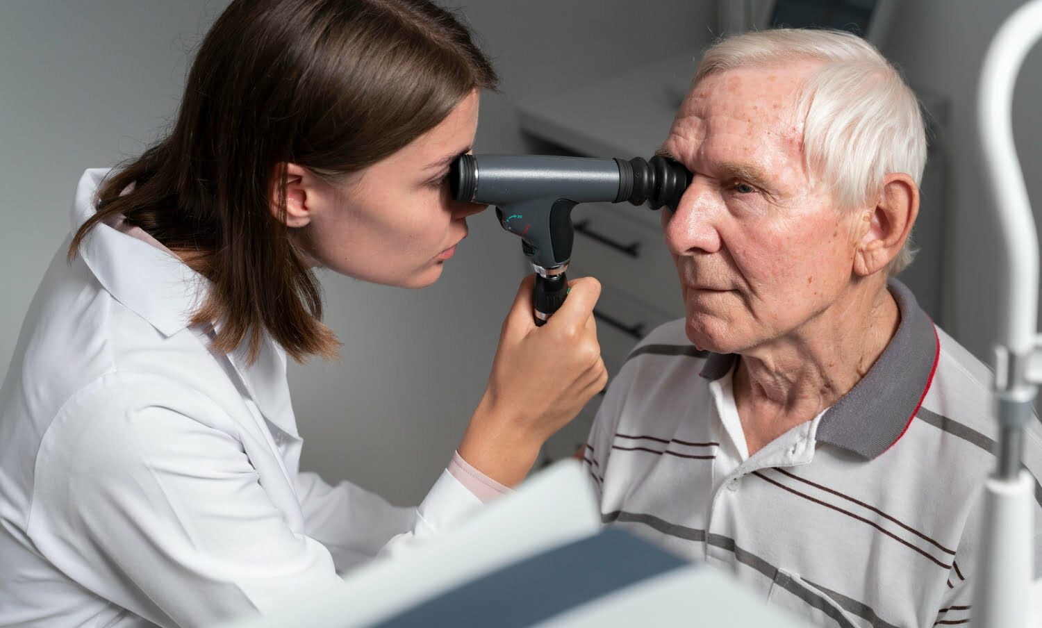 hombre de edad avanzada en ex&aacute;men de vista por glaucoma