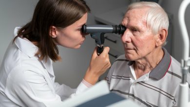 hombre de edad avanzada en ex&aacute;men de vista por glaucoma