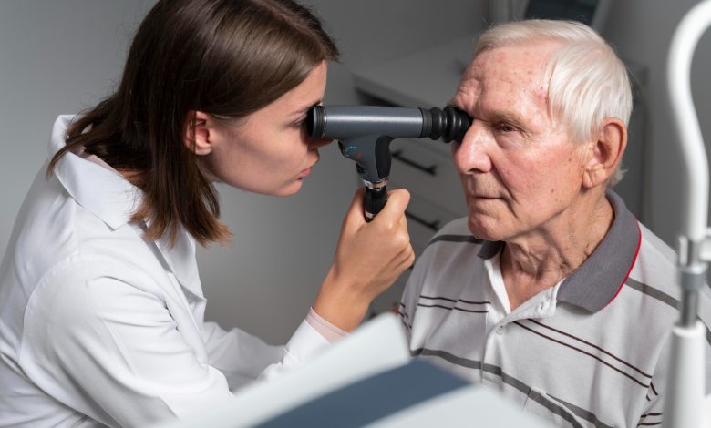 hombre de edad avanzada en exámen de vista por glaucoma