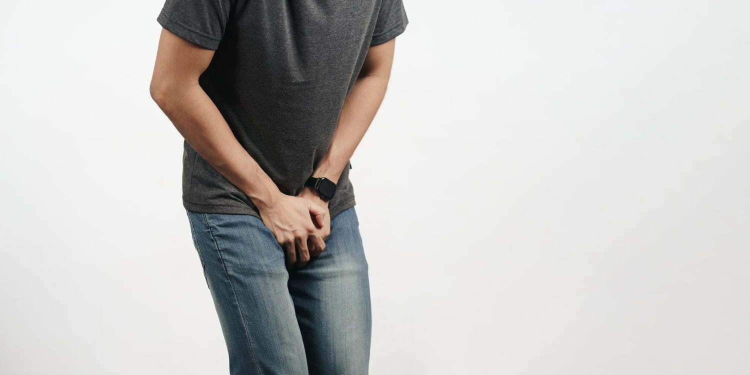 Hombre que se toca su entrepierna por enfermedad que le hace doler el pene / vejiga hiperactiva - Hombre se insert&oacute; 3 pilas en el pene y esto fue lo que le sucedi&oacute;