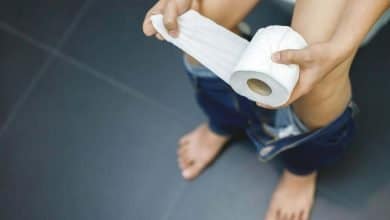 Persona en el ba&ntilde;o defecando y encontrando sangre en sus heces / papel higi&eacute;nico / ir al ba&ntilde;o