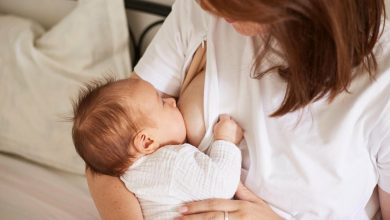 Mam&aacute; y beb&eacute; en momento de lactancia materna