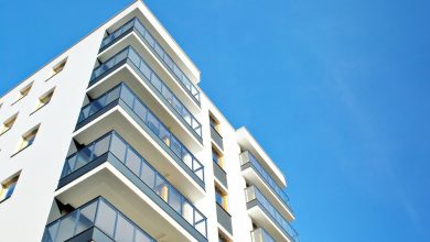 Fachada de un moderno edificio de apartamentos / ni&ntilde;a de tres a&ntilde;os