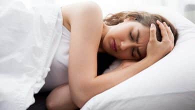 Joven mujer cauc&aacute;sica en cama con dolor de cabeza / insomnio / migra&ntilde;a / estr&eacute;s / nos caemos mientras dormidos