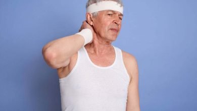 anciano con ropa de deporte, con dolor en los m&uacute;sculos de su cuello por sarcopenia