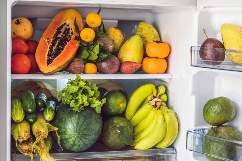 Algunas frutas y verduras metidas en un congelador de nevera casera / arrugas
