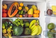 Algunas frutas y verduras metidas en un congelador de nevera casera / arrugas