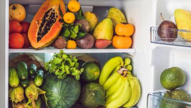 Algunas frutas y verduras metidas en un congelador de nevera casera / arrugas
