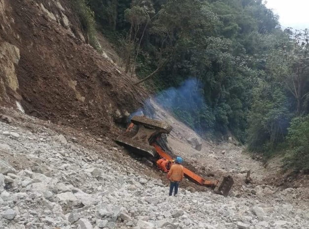Operario de retroexcavadora cayó por un abismo de 60 metros en Santander