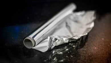 papel aluminio en el mostrador de la cocina