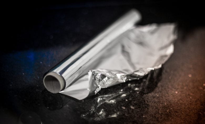 papel aluminio en el mostrador de la cocina