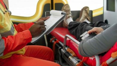 Foto param&eacute;dico tomando notas vista lateral accidente de autob&uacute;s