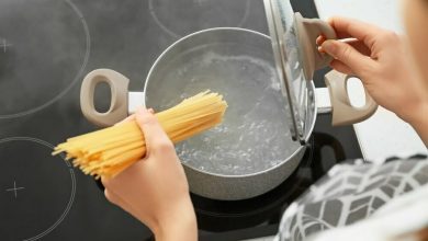 Las mujeres cocinan pasta sabrosa en la cocina / pastas