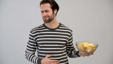 hombre con hinchaz&oacute;n en la barriga por exceso de comida