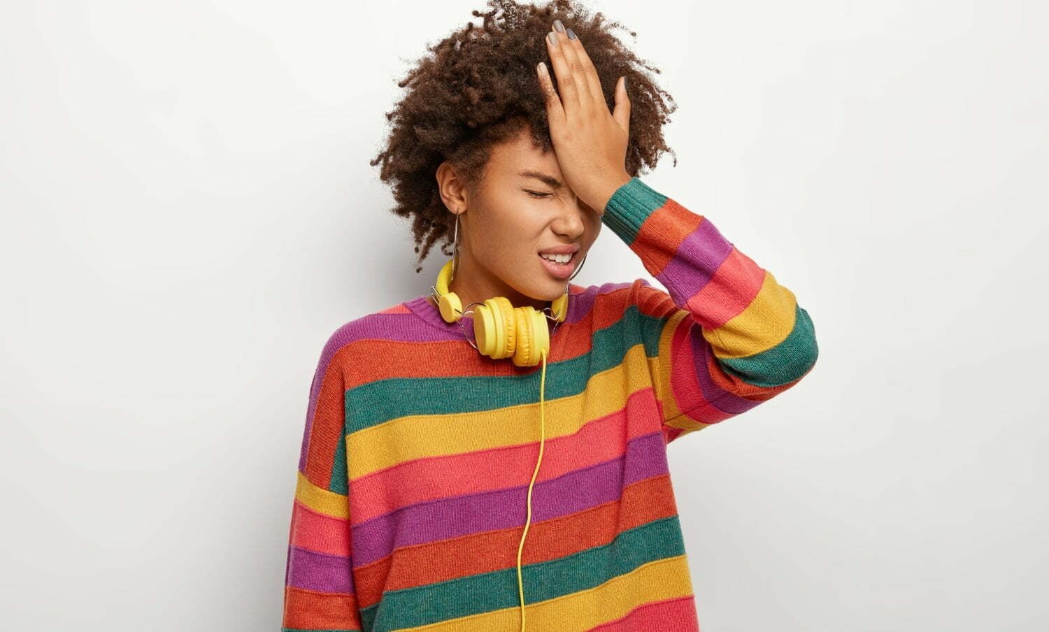 Mujer palm&eacute;andose su frente, por haber olvidado algo. Tiene que mejorar su memoria. / Alzheimer / memoria selectiva