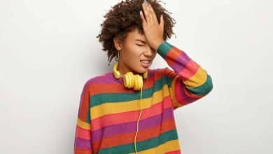 Mujer palm&eacute;andose su frente, por haber olvidado algo. Tiene que mejorar su memoria. / Alzheimer / memoria selectiva