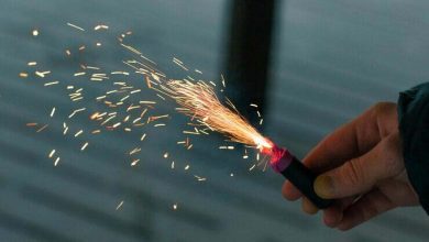 Foto quema de petardo con chispas chico sosteniendo un petardo en una mano p&oacute;lvora