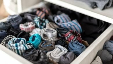 ropa interior y calcetines diferentes en el tocador de la habitaci&oacute;n / ropa interior