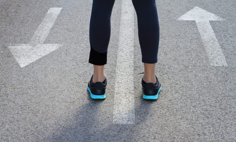 Estos son los beneficios de caminar hacia atr&aacute;s, seg&uacute;n un cient&iacute;fico pasos