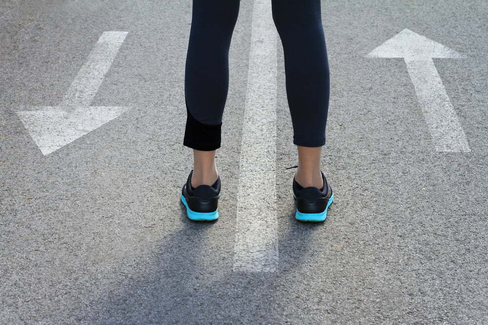 Estos son los beneficios de caminar hacia atr&aacute;s, seg&uacute;n un cient&iacute;fico pasos