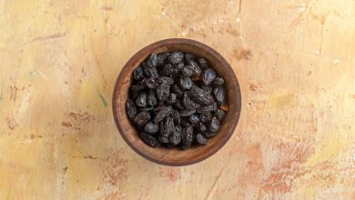 Vista cenital de taz&oacute;n con uvas pasas