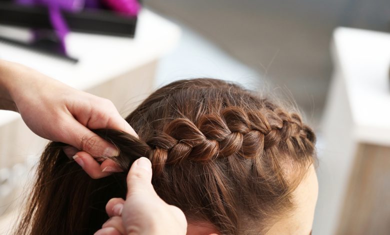 Los clientes profesionales de peluquer&iacute;a trenzado cabello / trenzas
