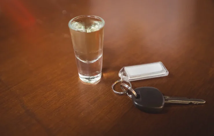 Foto gratuita vaso de tequila con llave del coche en barra de bar licor