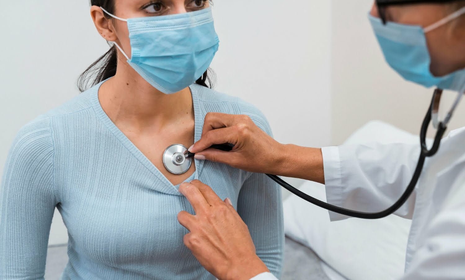 doctora examinando a paciente con s&iacute;ntomas que parecen sencillos pero no lo son