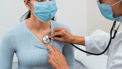 doctora examinando a paciente con s&iacute;ntomas que parecen sencillos pero no lo son