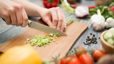 El chef corta las verduras en una comida. Preparando platos / Comer saludable