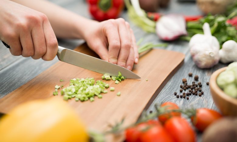 El chef corta las verduras en una comida. Preparando platos / Comer saludable