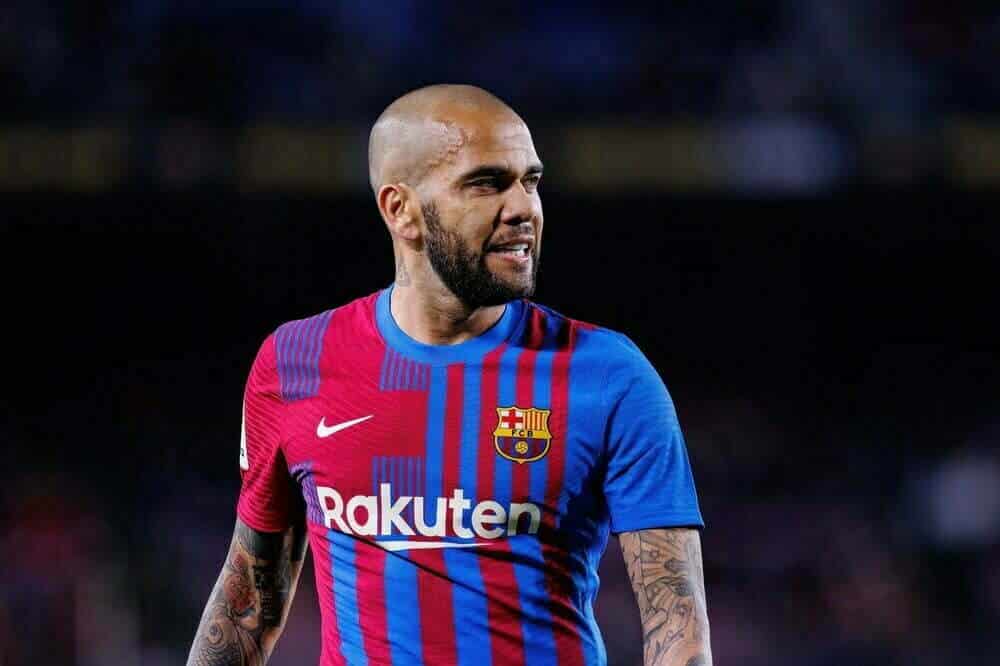 Dani Alves en acci&oacute;n durante el partido La Liga entre el FC Barcelona y el Club Atl&eacute;tico Osasuna