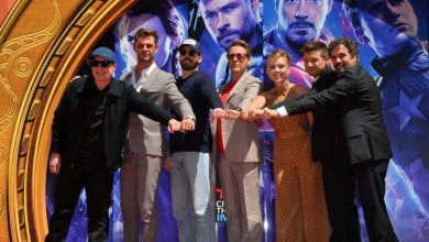 Ken Feige, Chris Hemsworth, Chris Evans, Robert Downey Jr., Scarlett Johansson, Jeremy Renner y Mark Ruffalo en la ceremonia de huellas de manos del elenco de "Avengers Endgame"