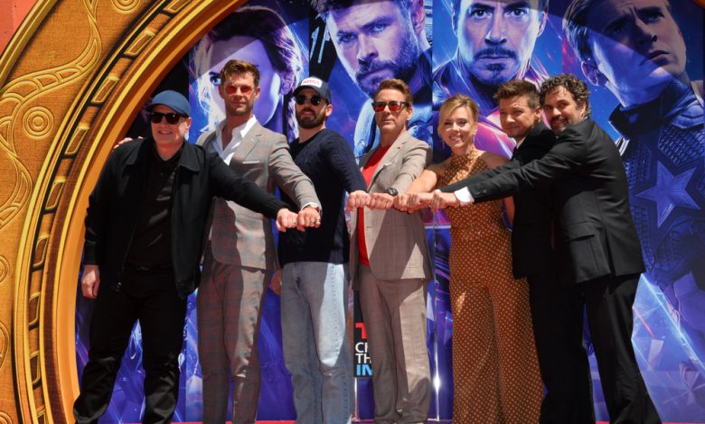 Ken Feige, Chris Hemsworth, Chris Evans, Robert Downey Jr., Scarlett Johansson, Jeremy Renner y Mark Ruffalo en la ceremonia de huellas de manos del elenco de "Avengers Endgame"