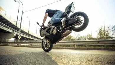 un hombre en una motocicleta deportiva está haciendo el truco paro / Jorge Iván Ospina
