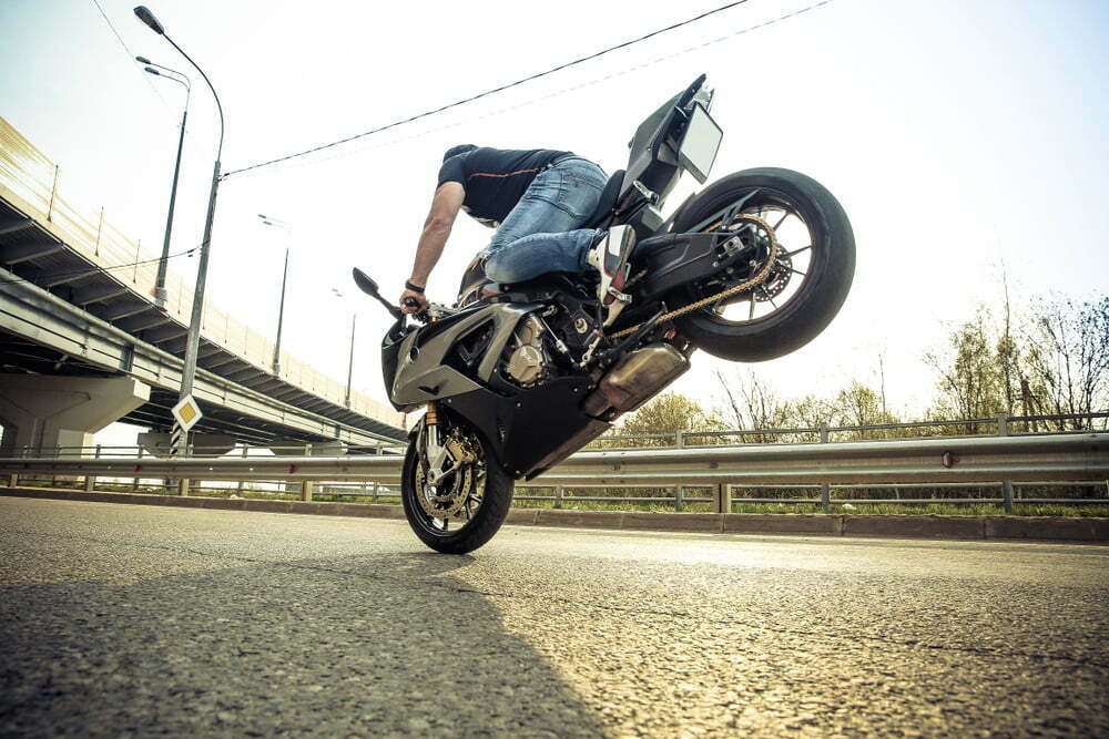 un hombre en una motocicleta deportiva está haciendo el truco paro / Jorge Iván Ospina