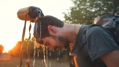 un hombre de excursi&oacute;n lanzando agua dulce en la cabeza / agotamiento por calor / altas temperaturas / calor / sofoco / Bogot&aacute; / accidente cerebrovascular por calor / 2023 podr&iacute;a cerrar como el a&ntilde;o m&aacute;s caluroso nunca antes visto / fen&oacute;meno de el ni&ntilde;o