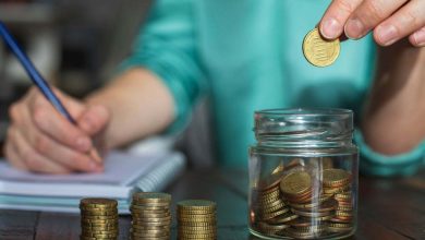 Una mujer ahorra dinero para sus futuros proyectos personales / ahorrar dinero