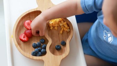 El beb&eacute; se auto alimenta con la mano / alimentaci&oacute;n / alimentos ni&ntilde;os