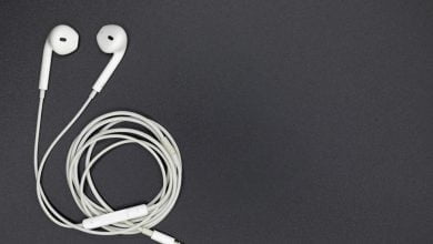 Vista superior de los auriculares blancos en fondo negro / aud&iacute;fonos